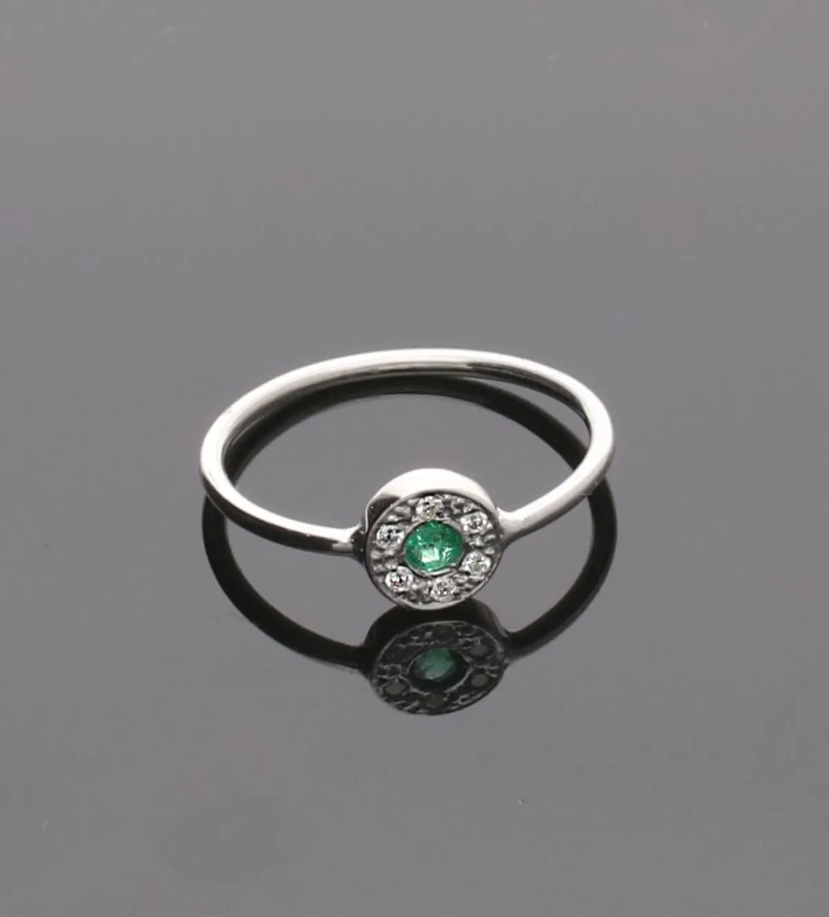 Sortija de oro blanco diamantes y esmeralda 037_BB_25SB7 anillo-oro-blanco-esmeralda-orla6-brillantes-037_BB_25SB7 foto sin retoque
