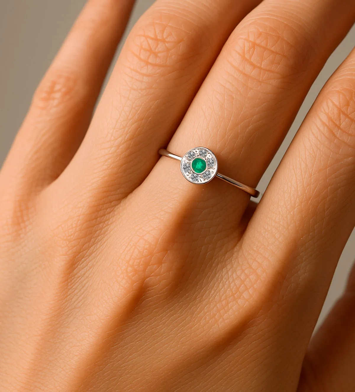 Sortija de oro blanco diamantes y esmeralda 037_BB_25SB7 anillo-oro-blanco-esmeralda-orla6-brillantes-037_BB_25SB7_11 modelo mano de mujer