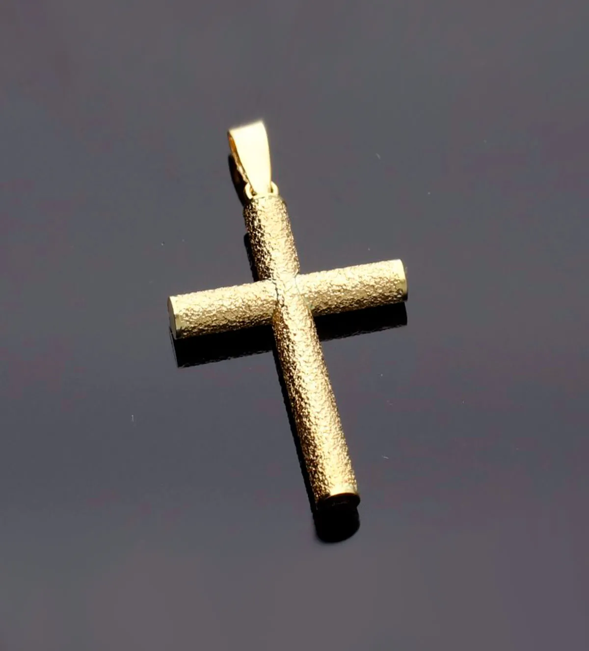 Cruz de oro amarillo 18K 036_BB_25X15 cruz-de-oro-chanela-redonda-diamantada-036_BB_25X15 fondo negro