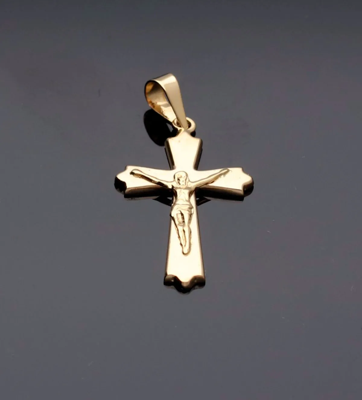 Cruz de oro 18K TRILOBULADA con Cristo 036_BB_25X26 cruz-de-oro-crucifijo-036_BB_25X26 con fondo negro