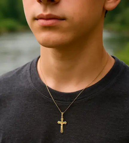 cruz-de-oro-crucifijo-036_BB_25X26 con modelo