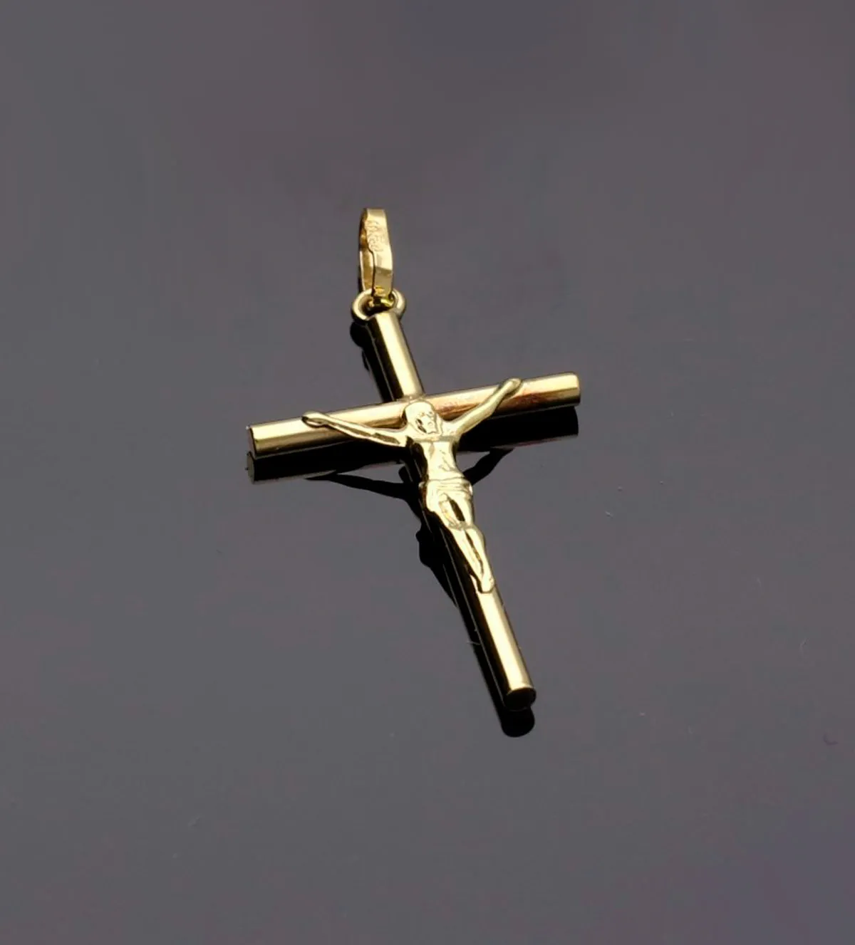 Cruz de oro amarillo Crucifijo 036_BB_25X29 cruz-de-oro-crucifijo-036_BB_25X29. en fondo negro sin retoque fotografico