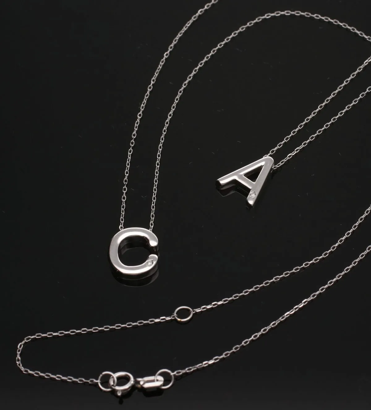 Gargantilla de oro 18k inicial 323_4076 gargantilla-de-oro-blanco-con-brillante-323_4076 fondo negro sin retoque