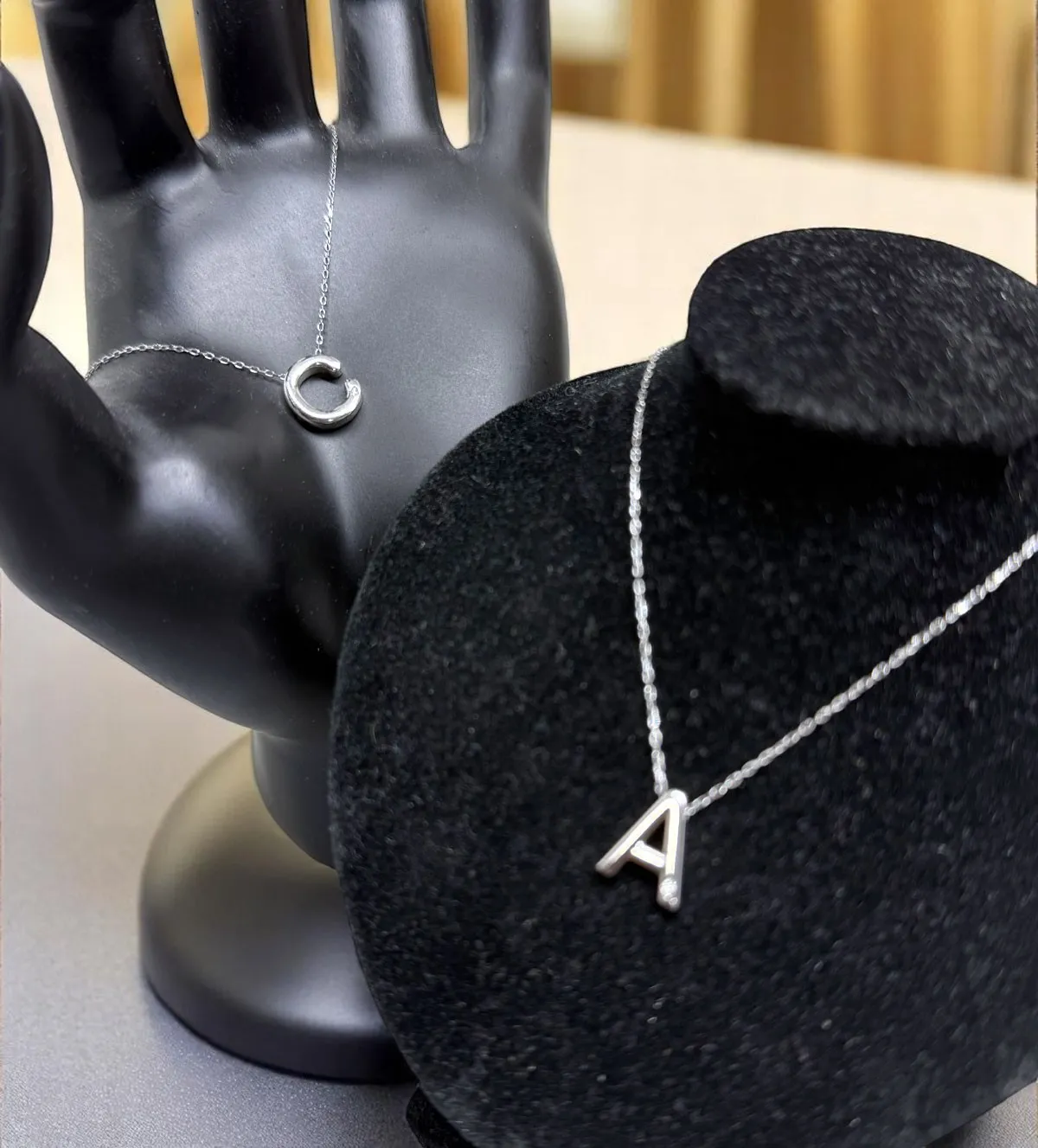 Gargantilla de oro 18k inicial 323_4076 gargantilla-de-oro-blanco-con-brillante-323_4076 bodegon