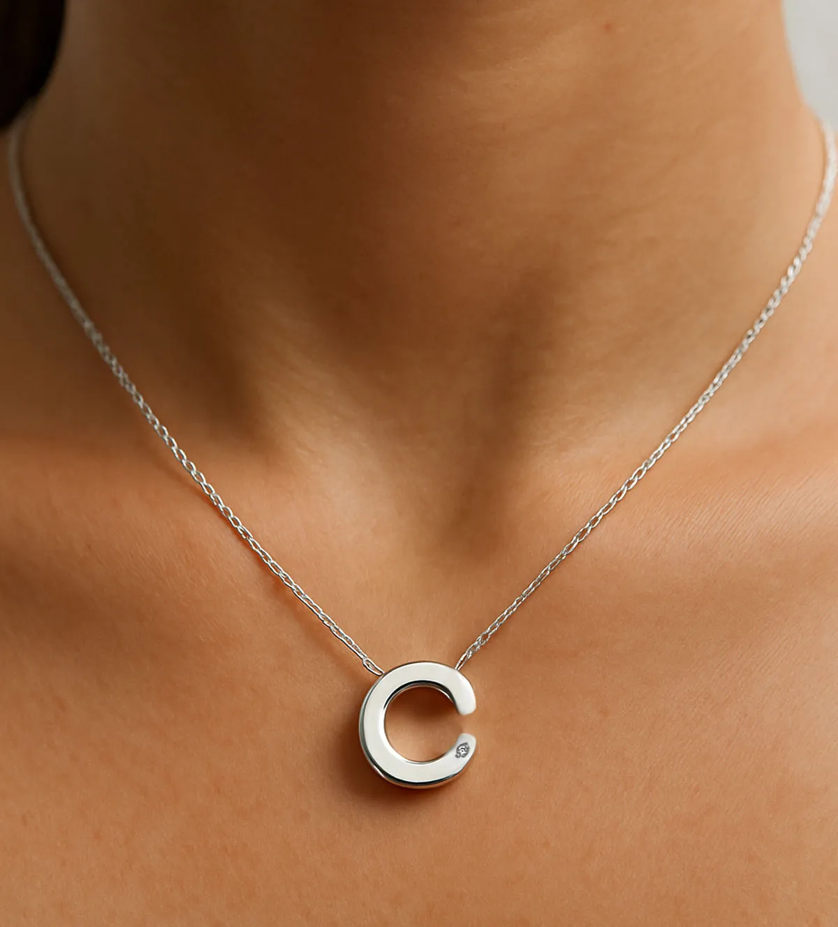 Gargantilla de oro 18k inicial 323_4076 gargantilla-de-oro-blanco-con-brillante-323_4076 modelo