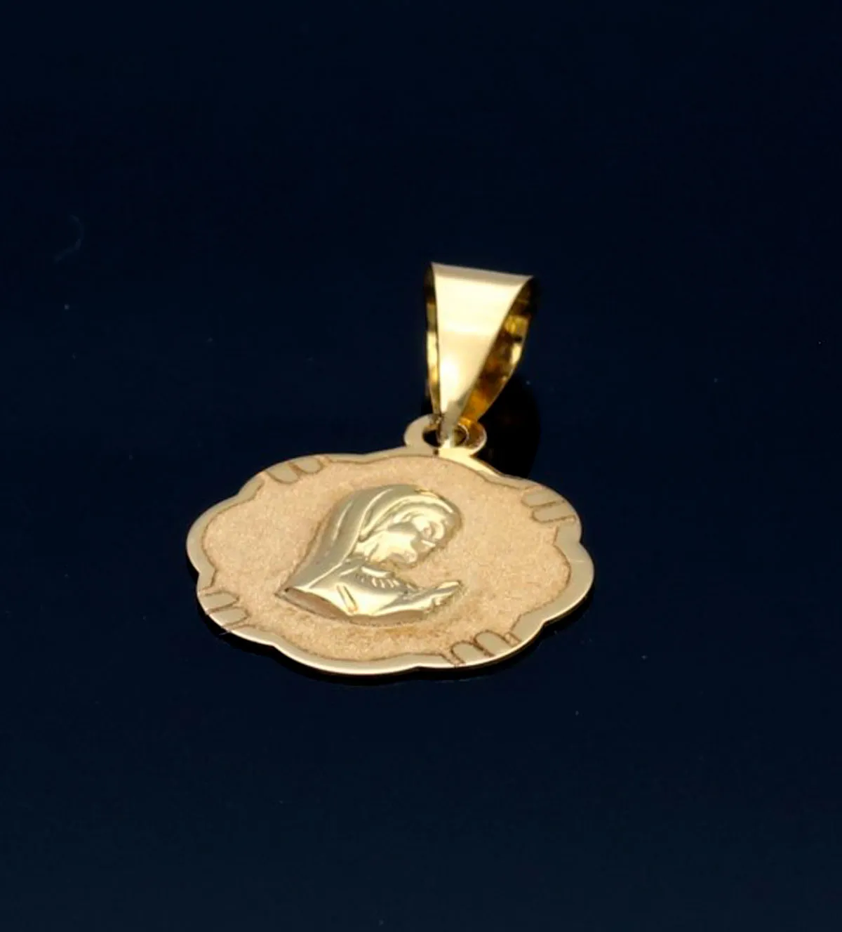 Medalla de oro Virgen Niña 036_BB_25M18 medalla-de-oro-virgen-nina-036_BB_25M18 fondo negro sin retoque