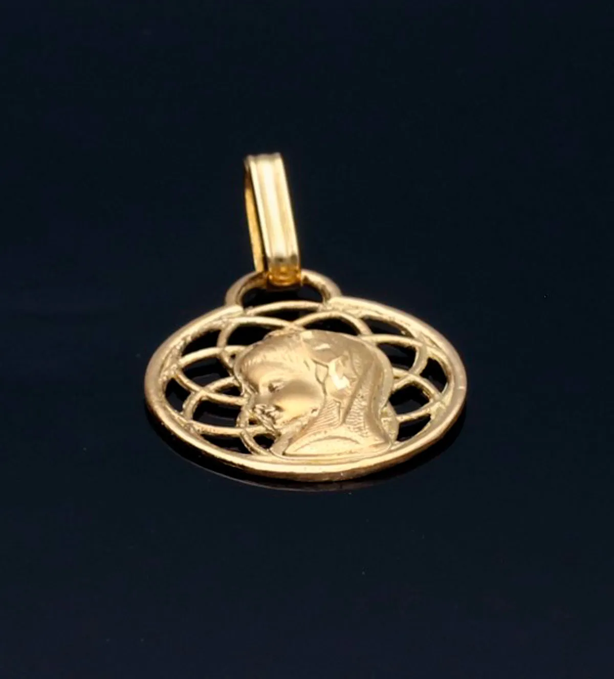 Medalla de oro Virgen Niña 036_BB_25M22 medalla-de-oro-virgen-nina-036_BB_25M22 fondo negro sin retoques