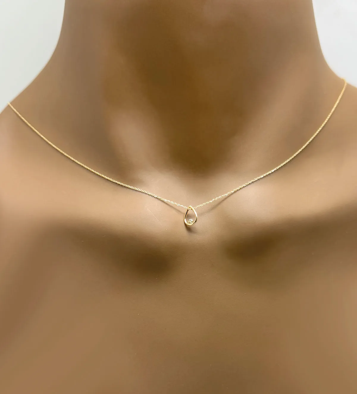 Gargantilla de oro 18k Lagrima con diamante 057_1-44-080450-2062 057_1-44-080450-2062 busto