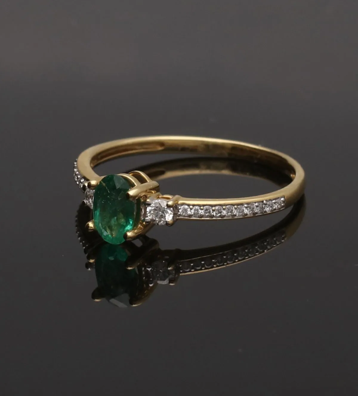 Anillo de oro amarillo 18k con diamantes y esmeralda 0,51 ct anillo-de-oro-esmeralda-y-diamantes-289_15010411SFE1 fondo negro