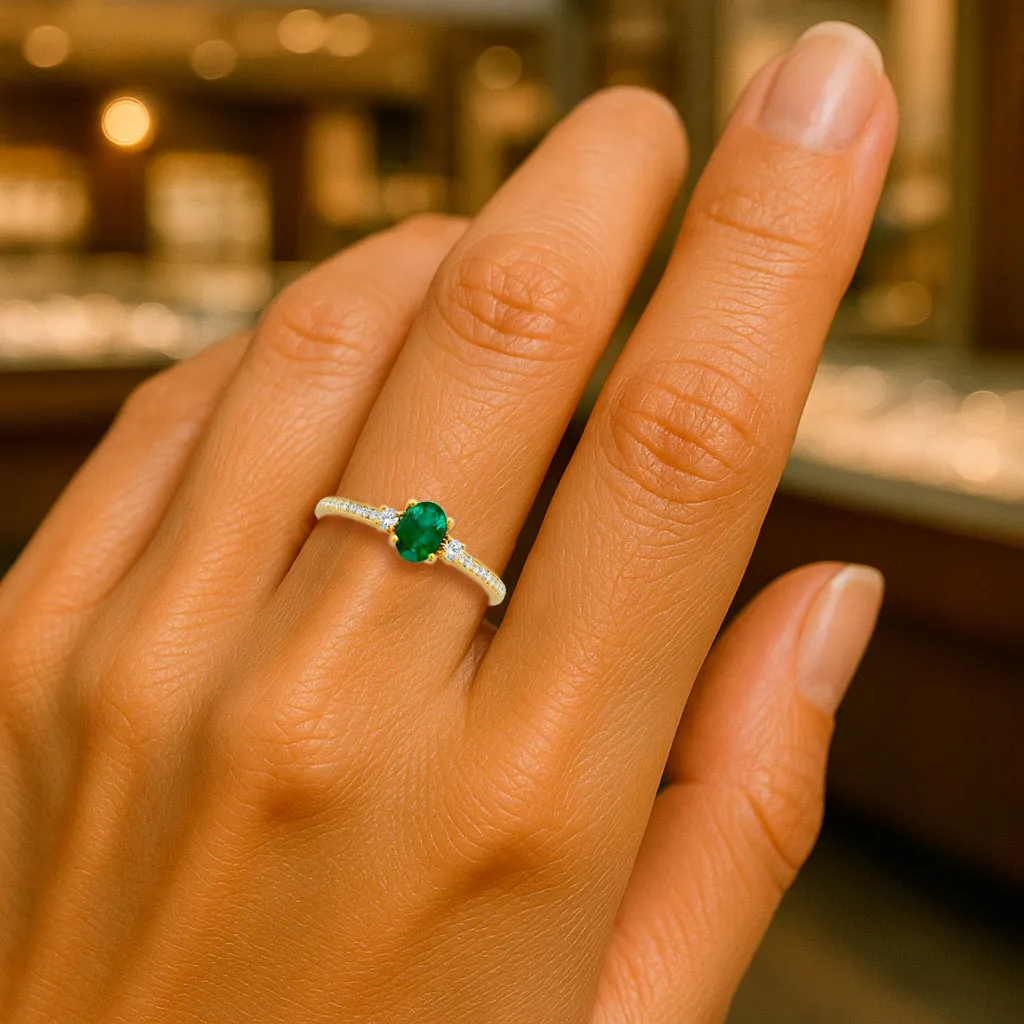 Anillo de oro amarillo 18k con diamantes y esmeralda 0,51 ct anillo-de-oro-esmeralda-y-diamantes-289_15010411SFE1 modelo mano