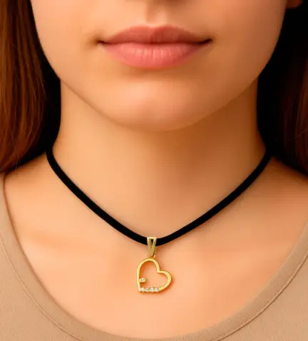 colgante-de-oro-corazon-243_139-02191 modelo mujer