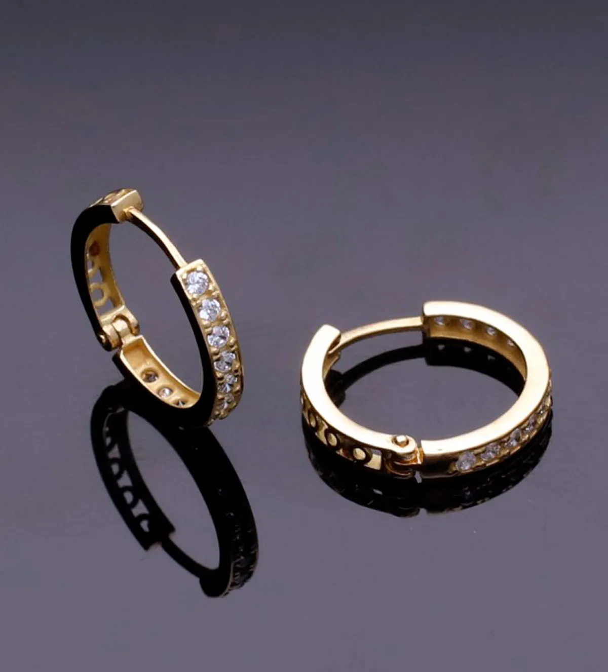 Pendientes de oro con circones 030_4607 pendientes-de-oro-con-circones-030_4607 fondo negro sin retoque fotografico