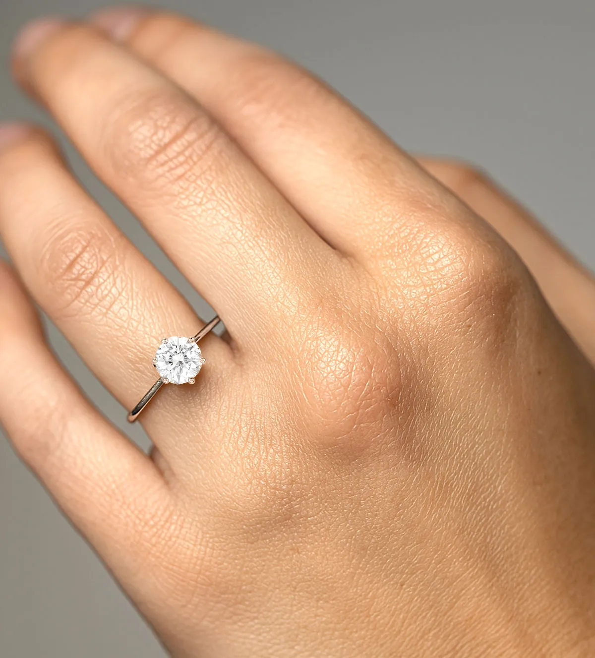 Anillo de oro blanco con circón 323_22891B-S Anillo-de-oro-blanco-con-circon-vista-mano-323_22891B-S