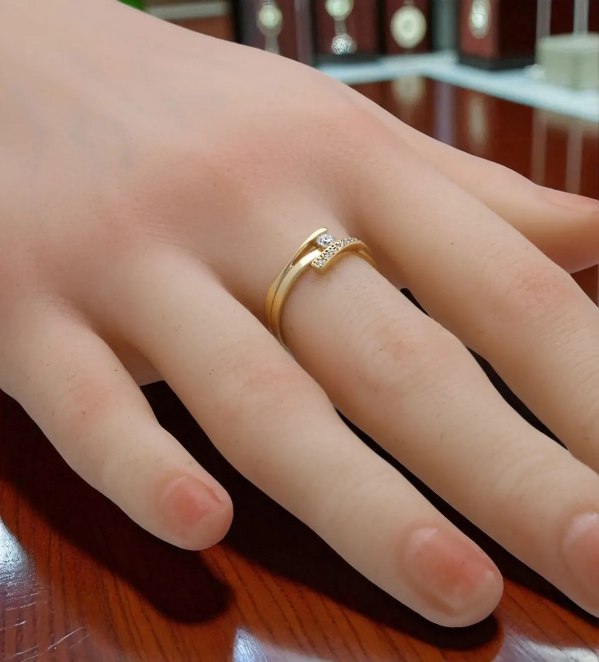 Anillo de oro 18K. con diamantes anillo-de-oro-amarillo-18-ct.-con-brillantes-150_A-119 modelo mano