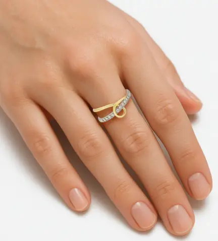 anillo de oro bicolor 18k con diamantes vista frontal 150_A-116 vista modelo mano de mujer