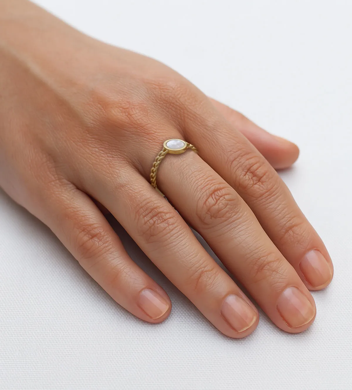 Anillo de oro con Nácar 289_01450363S anillo-de-oro-con-nacar-289_014503635 mano natural