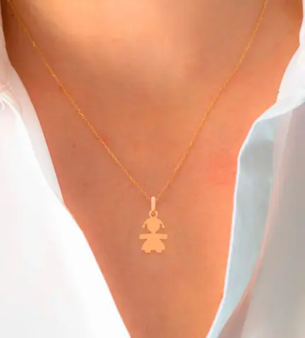 colgante-de-oro-18k-nina-243_447-00135 foto con modelo de mujer