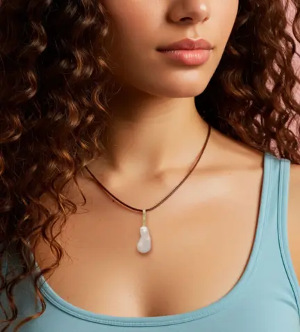 colgante-de-plata-chapada-con-perla-barroca-136_COLG-25CH foto con modelo