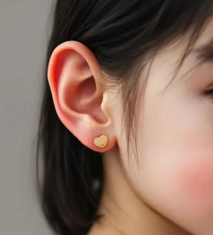 pendientes-de-bebe-forma-de-corazon-con-circonita-sistema-de-tornillo-323_21497 toma con modelo niña