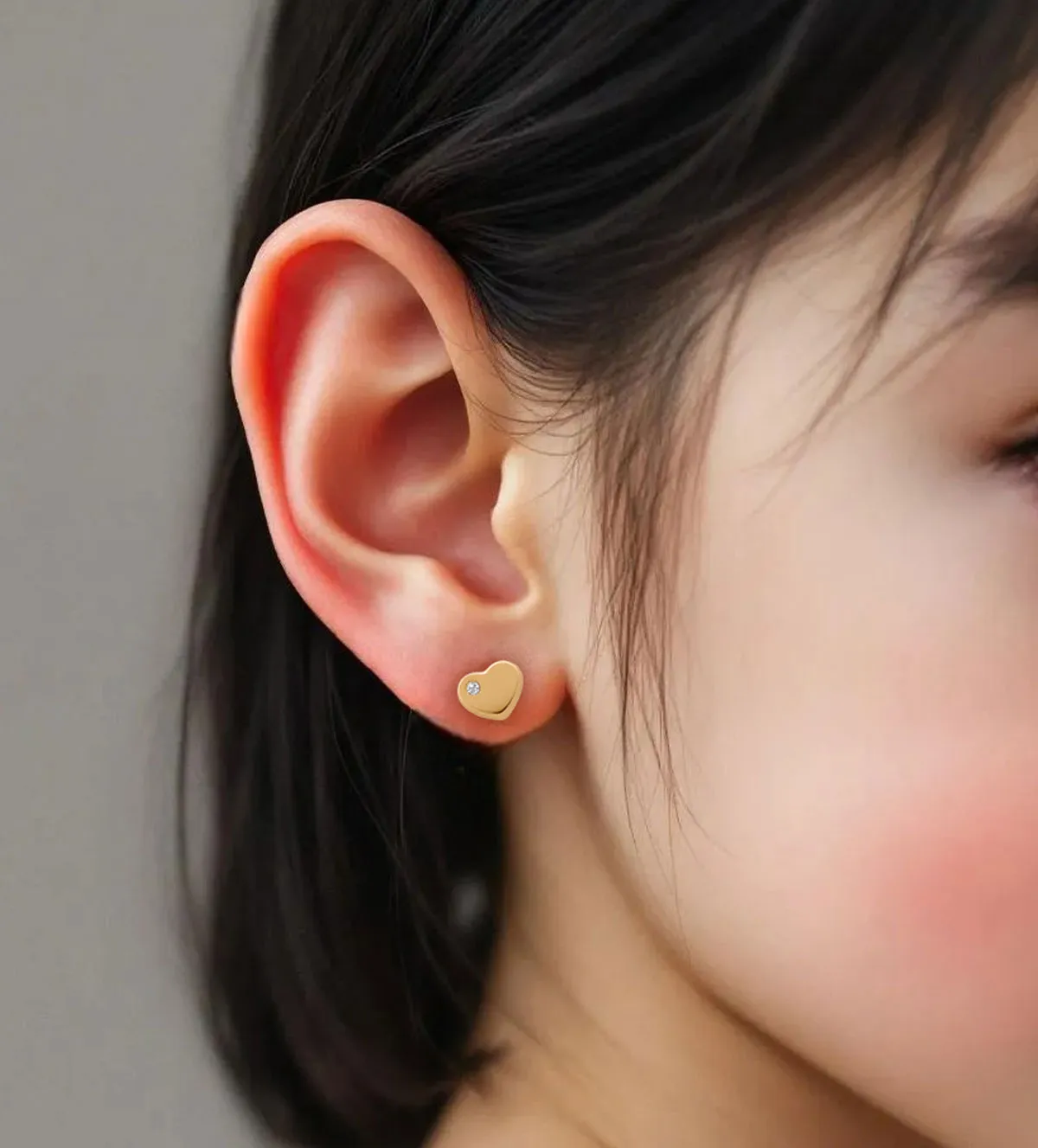 Pendientes de bebe oro 18k corazones 323_21497 pendientes-de-bebe-forma-de-corazon-con-circonita-sistema-de-tornillo-323_21497 toma con modelo niña