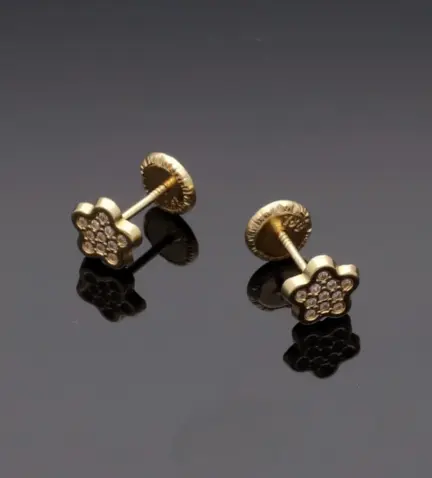 pendientes-de-bebe-oro-18k-243_486-00114 foto fisica sin retoque