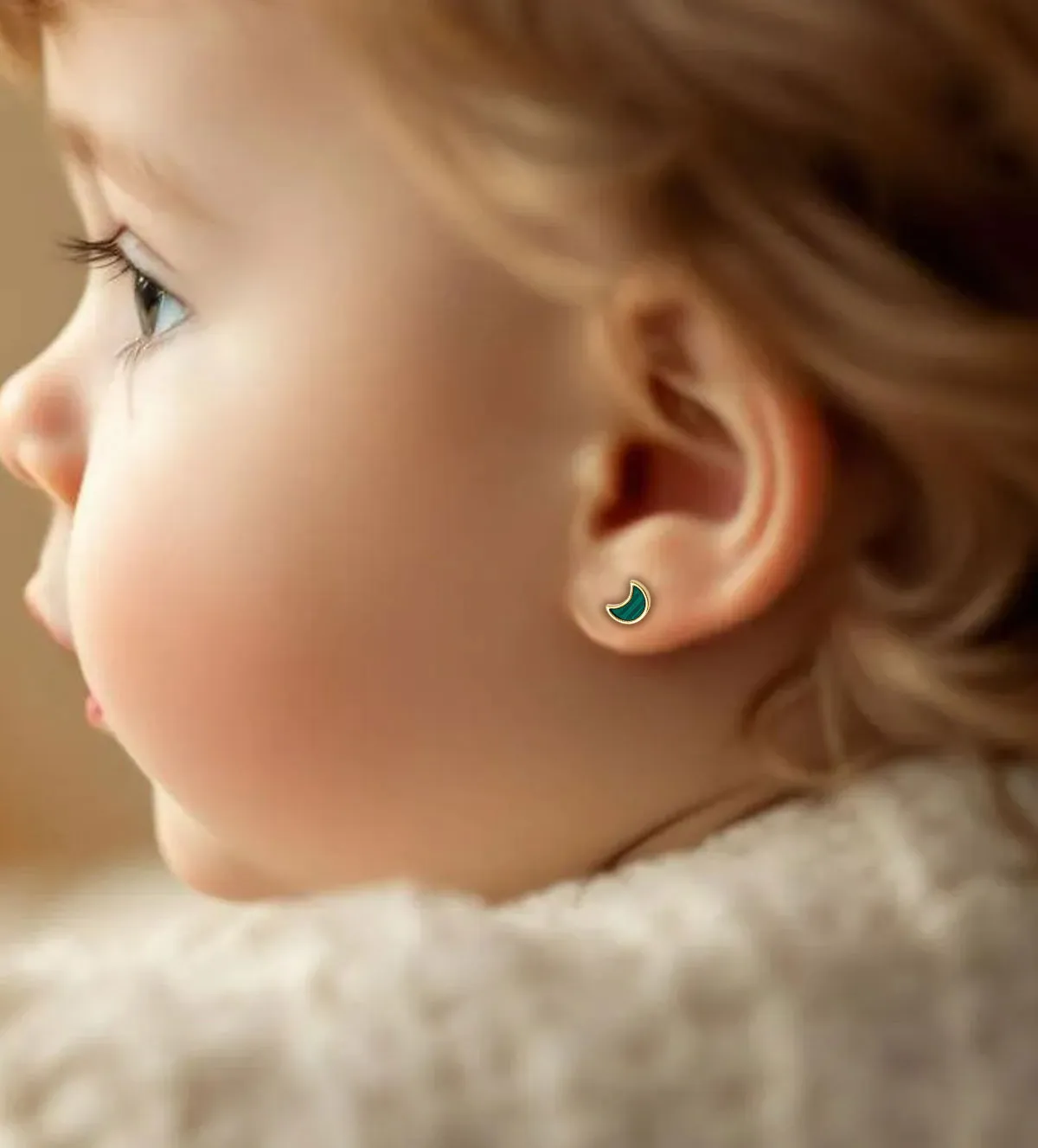 Pendientes de bebe oro 18k y malaquita 323_23124 pendientes de bebe oro 18 ktes forma de media luna con malaquita foto con modelo bebe