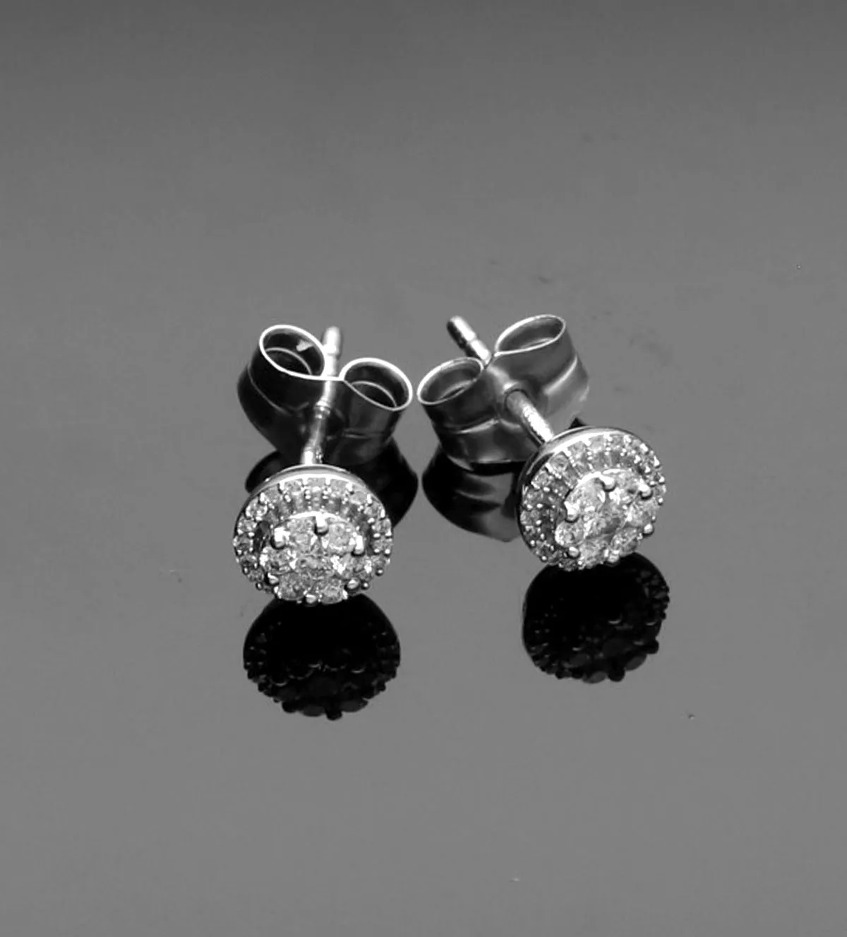 Pendientes de oro blanco y diamantes orla 289_150516124PFB pendientes-de-oro-18k-blanco-con-brillantes-289_150516124PFB toma sin retoque
