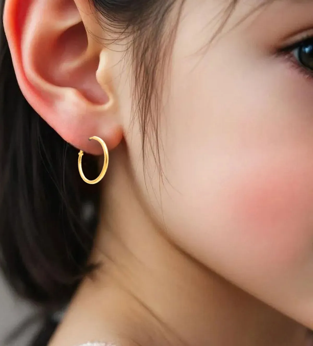 Pendientes de oro abridores 323_21750 pendientes de oro abridores para bebe, niña mujer y hombre toma con modelo niña