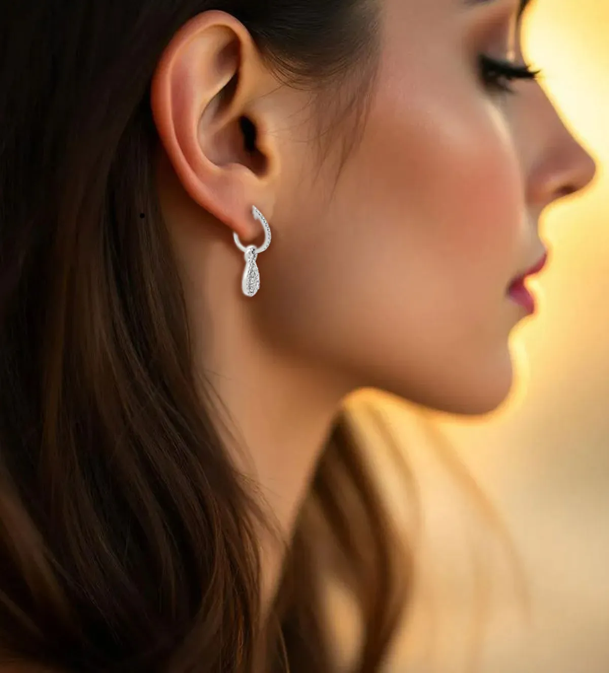 Pendientes de oro blanco 18k y diamantes 289_04420689PFB pendientes-de-oro-blanco-18k-con-diamantes-289_04420689PFB modelo mujer