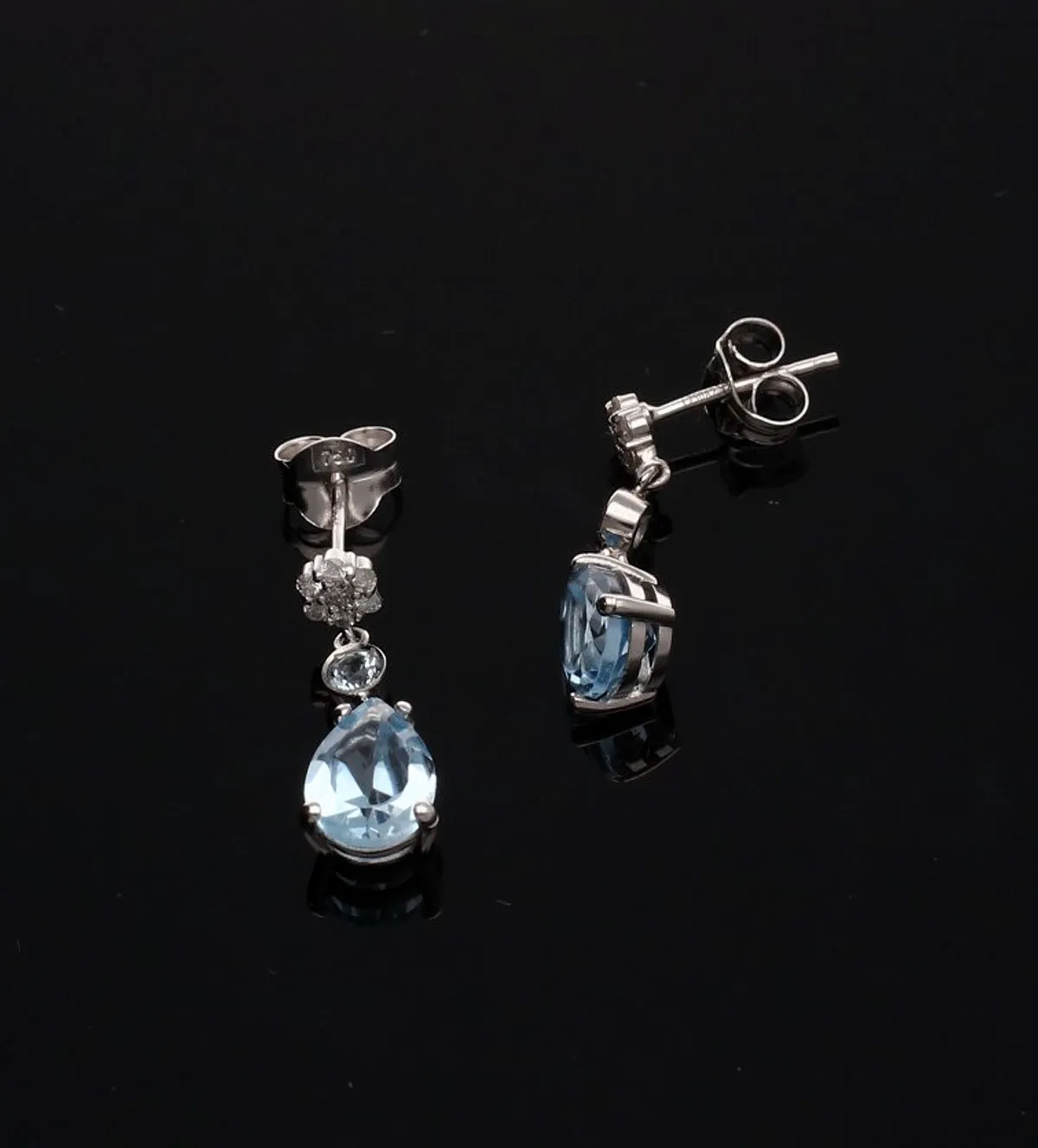 Pendientes de oro blanco 18k con topacios y brillantes 323_2496 pendientes de oro blanco 18k con topacios azules y brillantes toma sin retoque fotografico