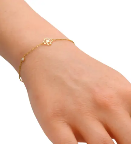 pulsera-de-oro-18k-con-circones-243_656-00170 toma modelo mano mujer