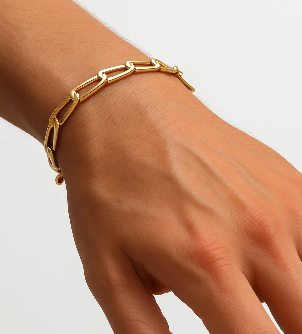 Pulsera de oro eslabones barbados 243_458-01533-1 pulsera-de-oro-18k-eslabones-243_458-01533-1_11 mano de hombre