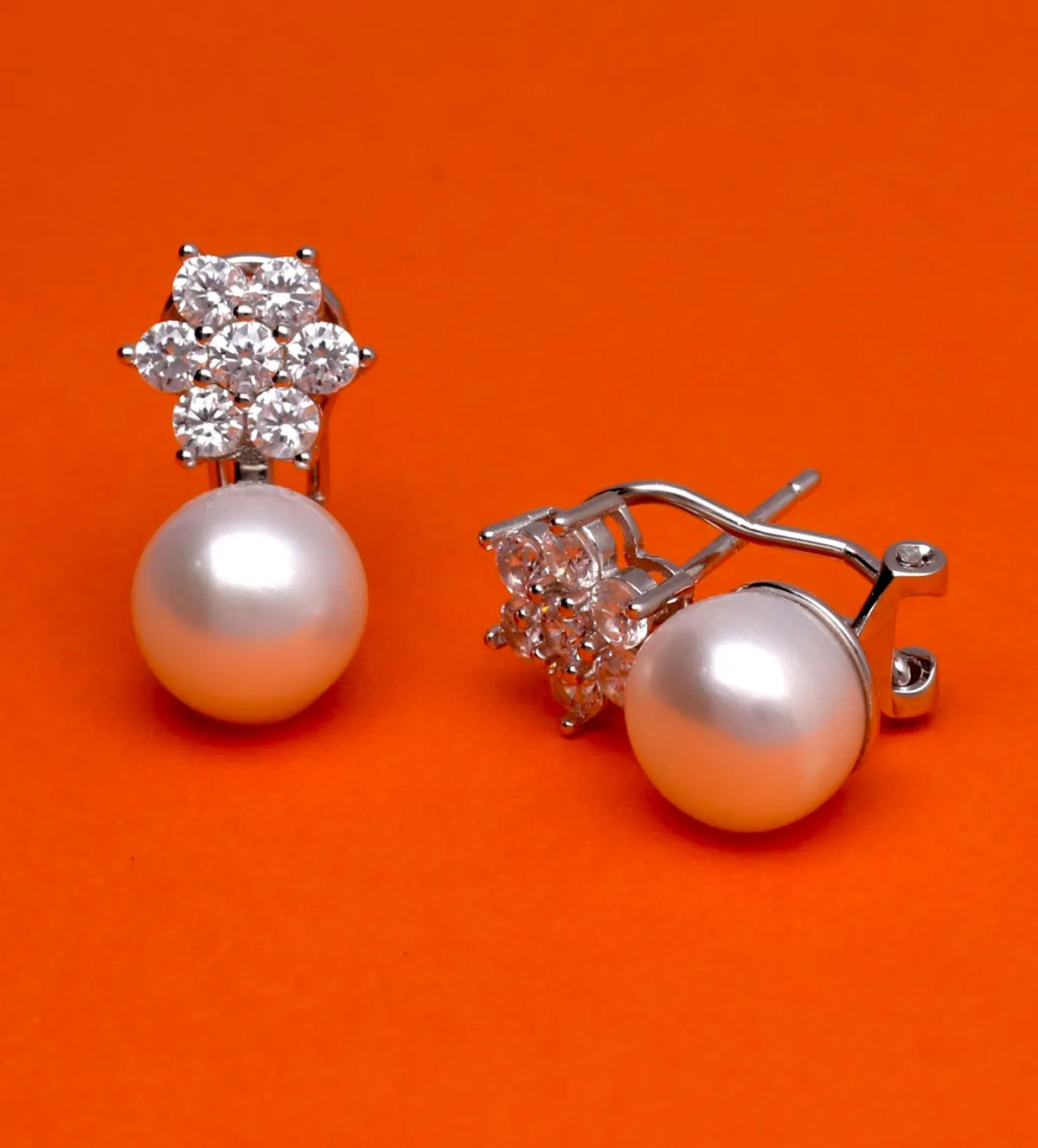 Pendientes de plata con perla y circones 136_A35117 pendientes-de-plata-con-perla-cultivada-y-circones-136_A35117 foto sin retoque fotografico