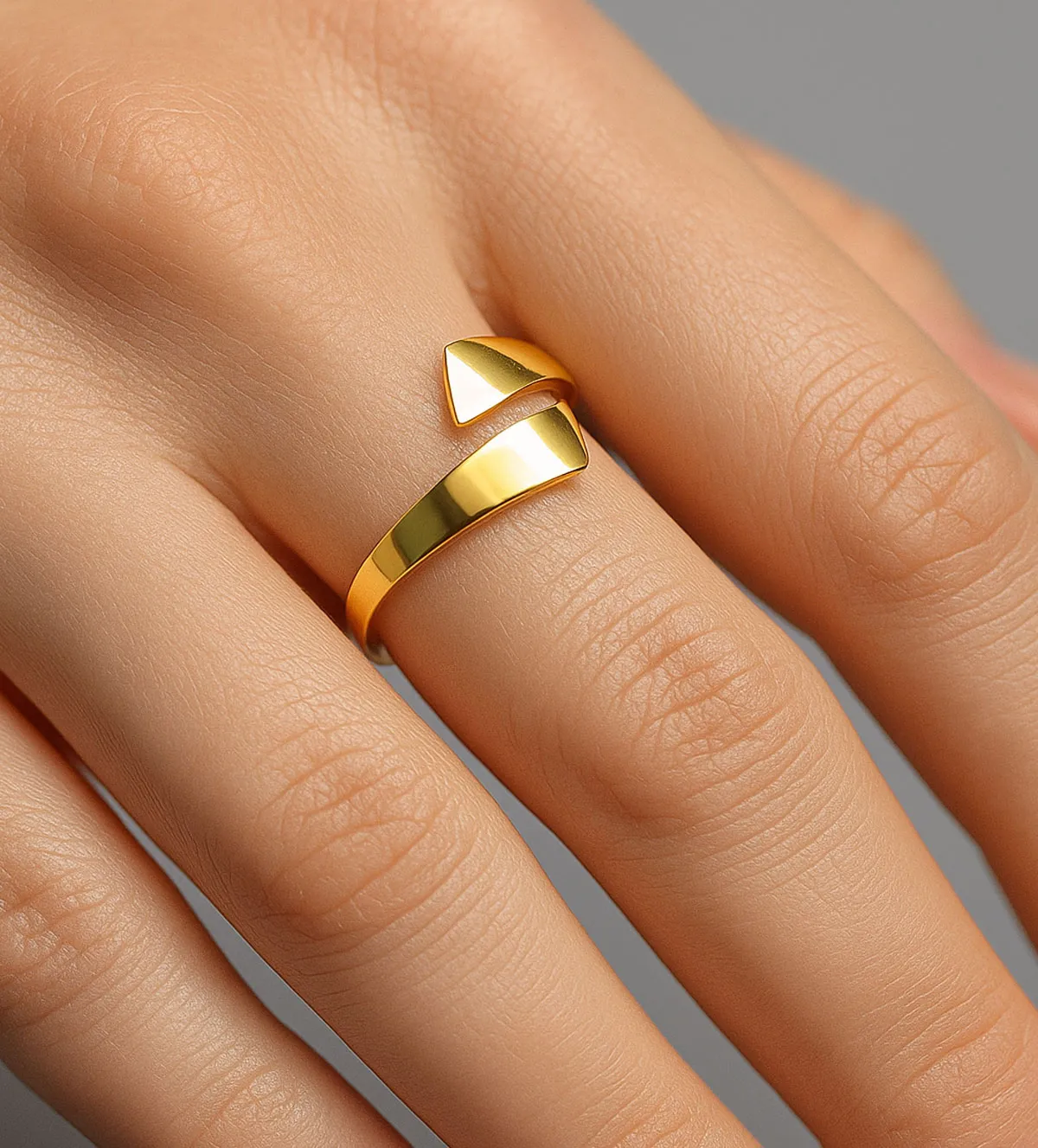 Anillo de oro 18K 243_664-00313-AD anillo-de-oro-18k-tu-y-yo-243_664-00313 modelo mano