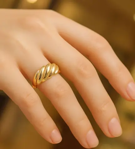 anillo-de-oro-243_401-01921 foto modelo mano de mujer