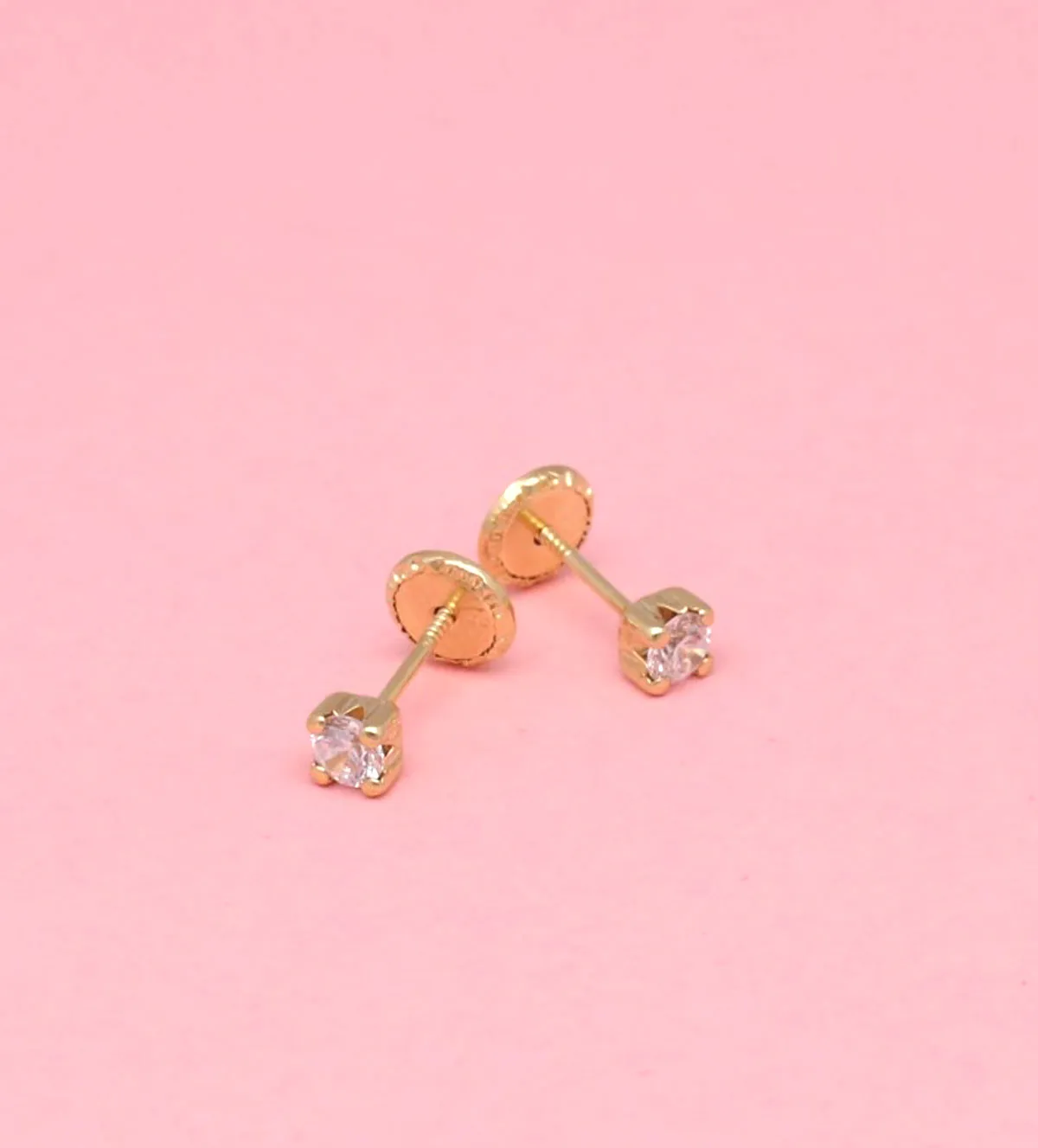 Pendientes de bebe oro 18k y circón 243_486-00074 pendientes de bebe oro y circon 243_486-00074 fondo rosa sin retoque fotografico