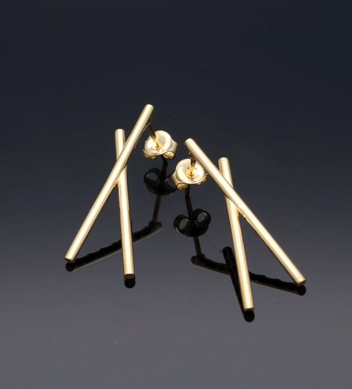 Pendientes de oro 18K 243_664-00373 pendientes de oro 18K 243_664-00373 fondo negro sin retoque