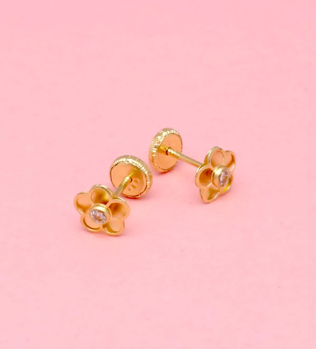 Pendientes de bebé oro 18K flor con circón 243_613-00136 pendientes de oro bebe 243_613-00136 fondo rosa sin retoque fotografico