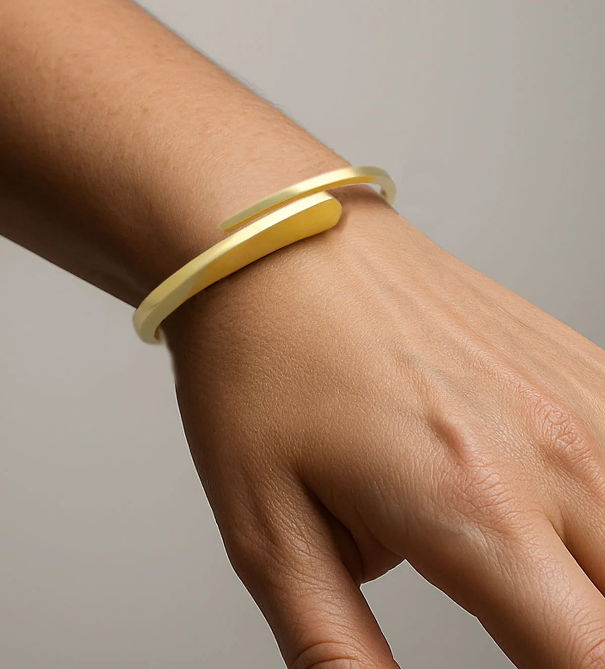 Pulsera de oro 18K 243_664-00409 pulsera de oro rigida tu y yo 243_664-00409 foto modelo mujer