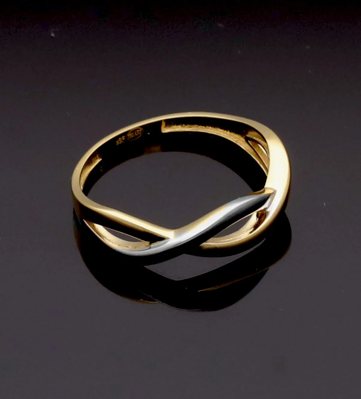 Anillo de oro bicolor 18k trenza dos tonos 243_177-01774 anillo-de-oro-bicolor-18k-trenza-243_177-01774 toma sin retoque fotografico