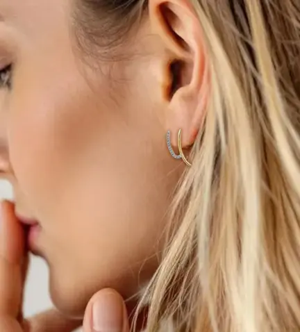 pendientes-de-oro-bicolor-18k-y-brillantes-243_365-01392 modelo mano