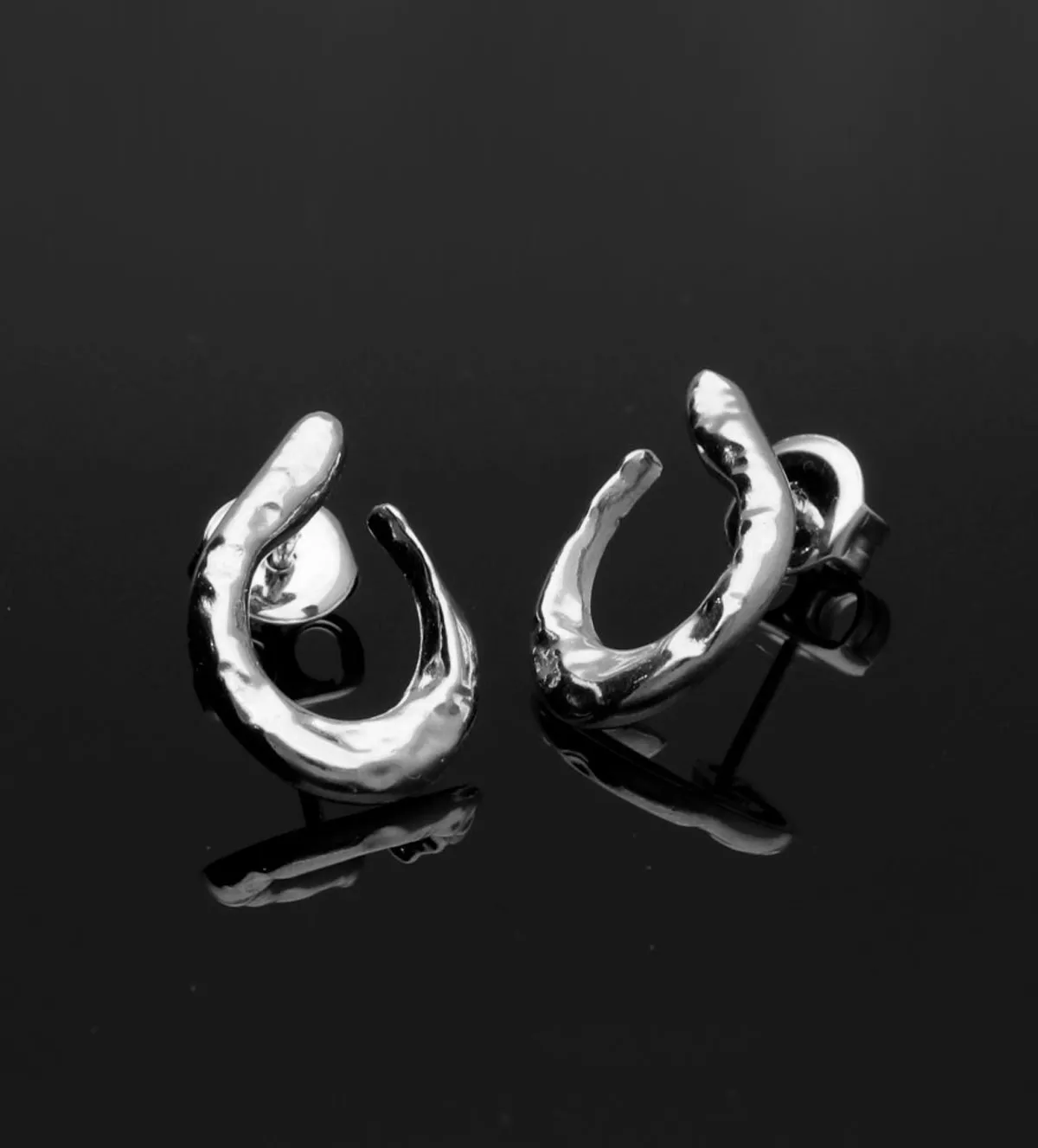 Pendientes de plata tribales 266_0111084 266_0111084-1-1-20MM_05 fondo negro sin retoque fotografia