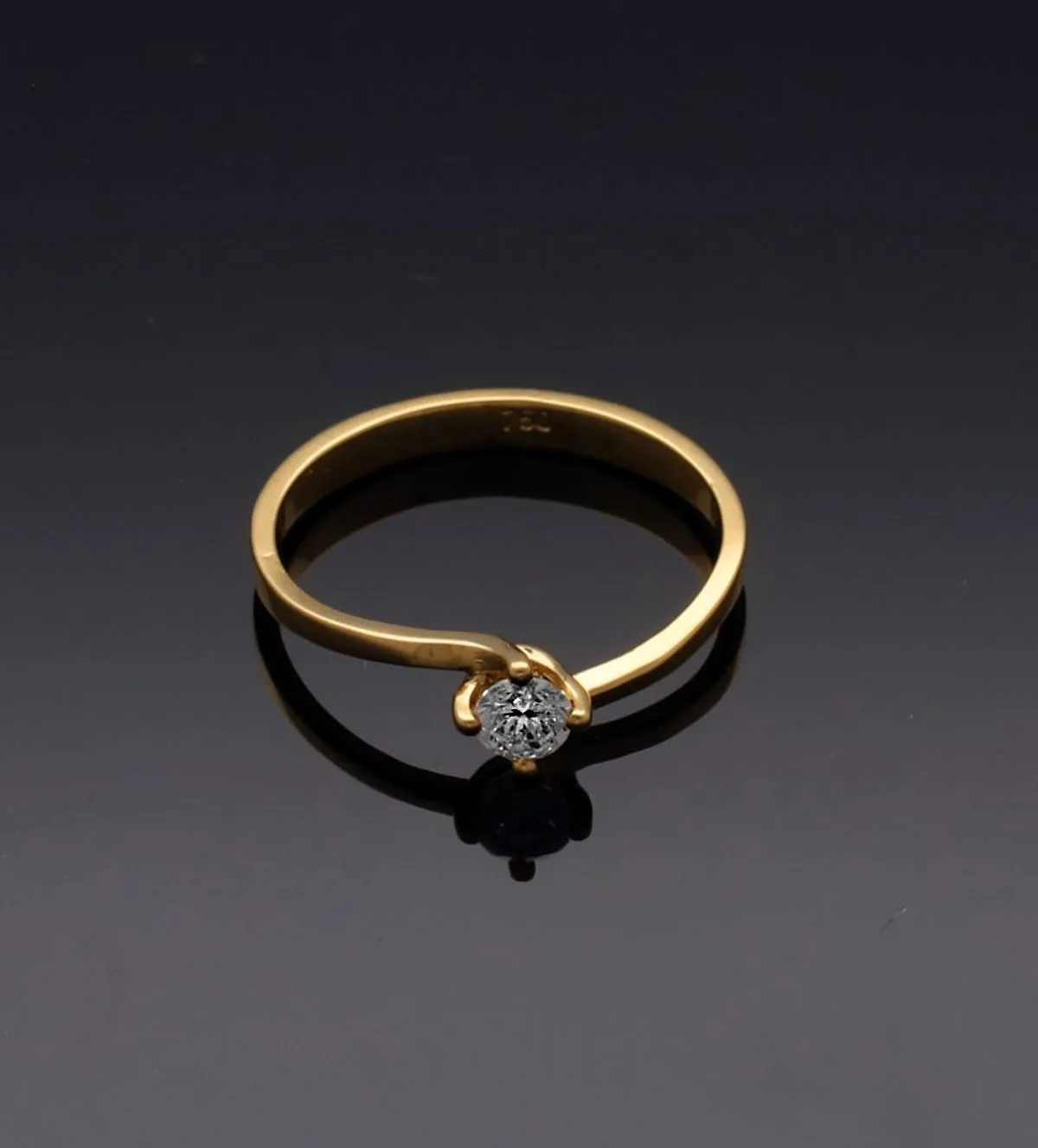 Anillo de Compromiso oro amarillo 18k con diamante natural 601_1237 anillo-de-compromiso-oro-amarillo-18-ktes-con-brillante-601_1237 fondo negro sin retoque fotografico