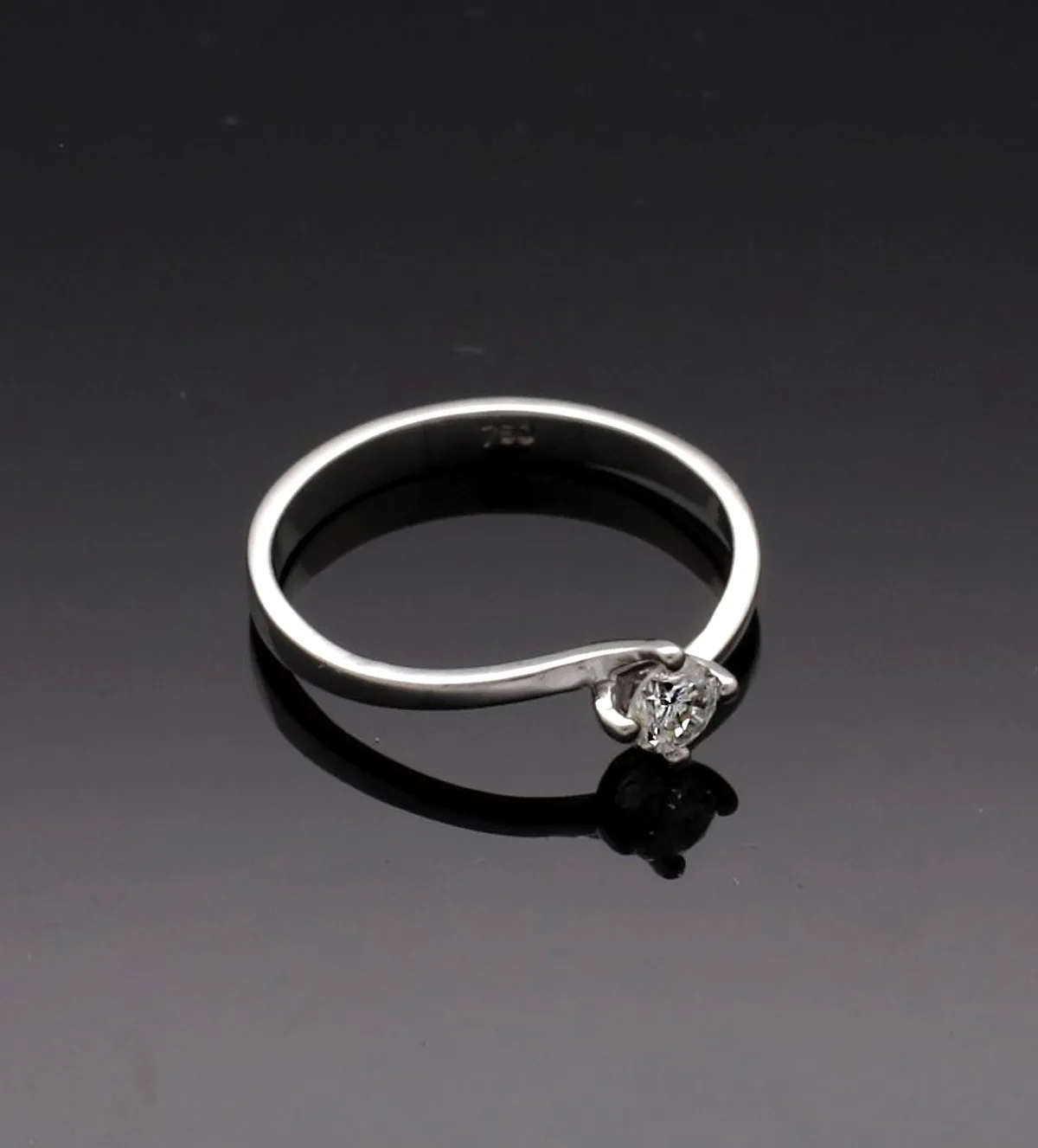 Anillo de Compromiso oro blanco 18k con diamante natural 601_1237-B anillo-de-compromiso-oro-blanco-18-ktes-con-brillante-601_1237-B fondo negro sin retoques