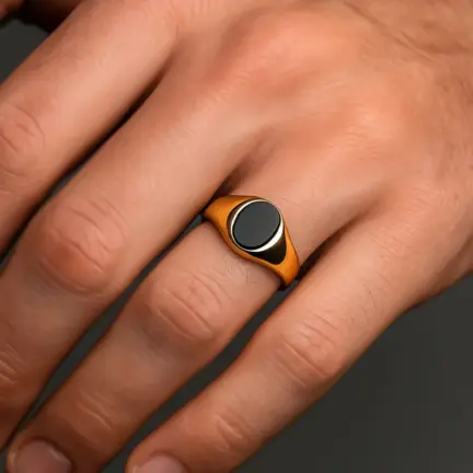 anillo-de-oro-para-hombre-con-onice-024_PARAPIEDRA modelo mano