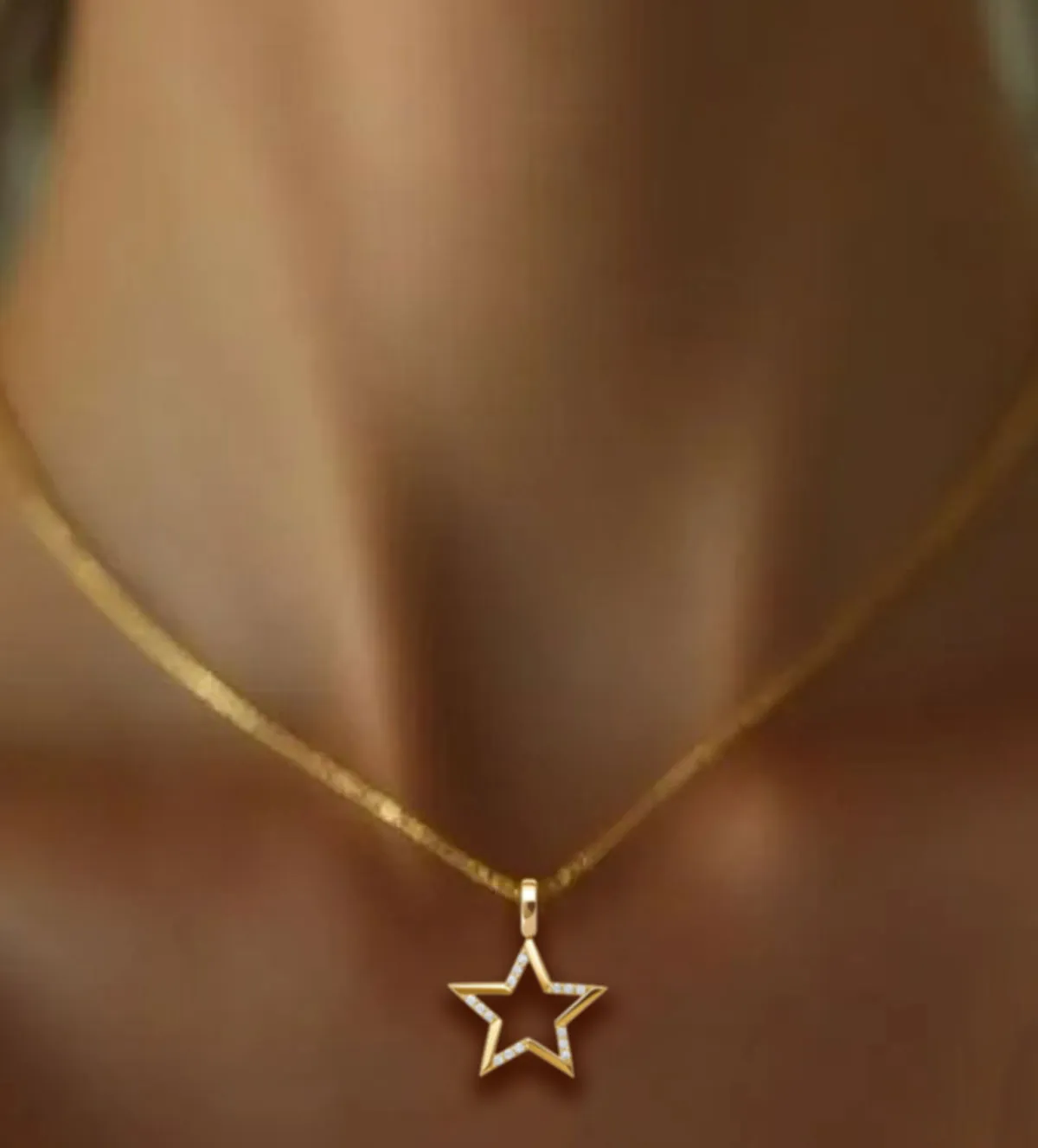 Colgante de oro 18K estrella de 5 puntas 177_02139 colgante-de-oro-18k-estrella-5-puntas-243_177-02139_Modelo mujer