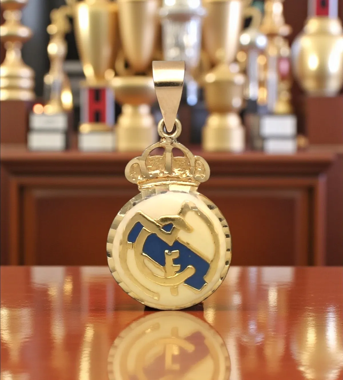 Colgante de oro 18k escudo Real Madrid 033_BB_25F13 colgante-de-oro-18k-real-madrid-033_BB_25F13 RRSS