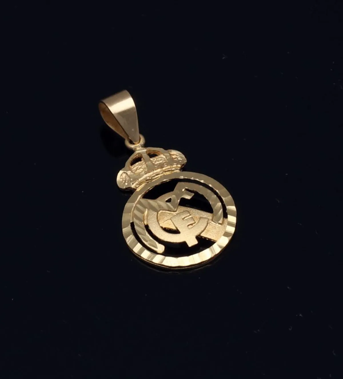 Colgante de oro 18k escudo Real Madrid 156_BB_25F5 colgante-de-oro-real-madrid-156_BB_25F5 RRSS fondo negro sin retoque