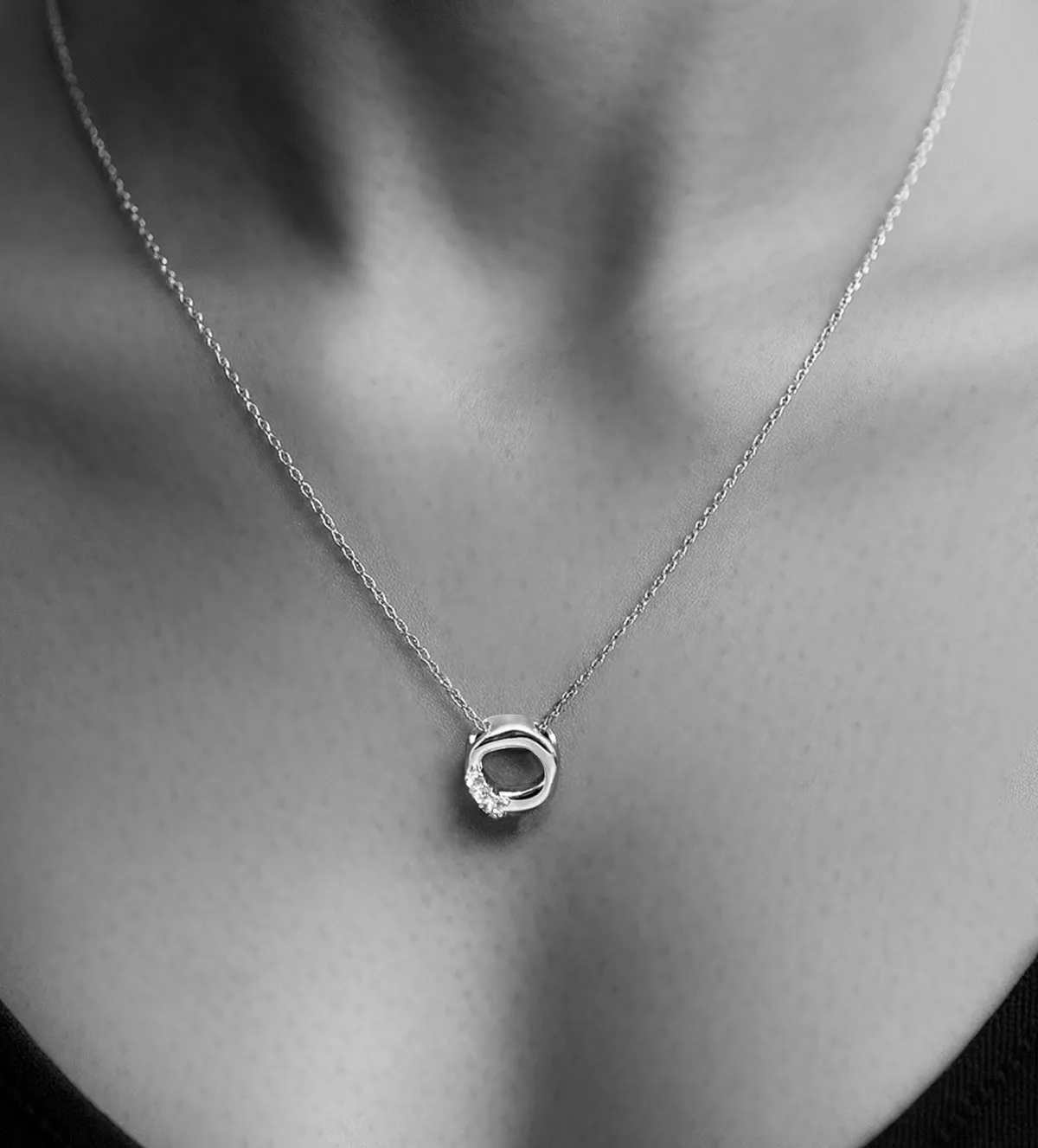 Gargantilla de plata con circones 266_0211117 gargantilla-de-plata-266_0211117-1-1-1-13MM_M busto mujer