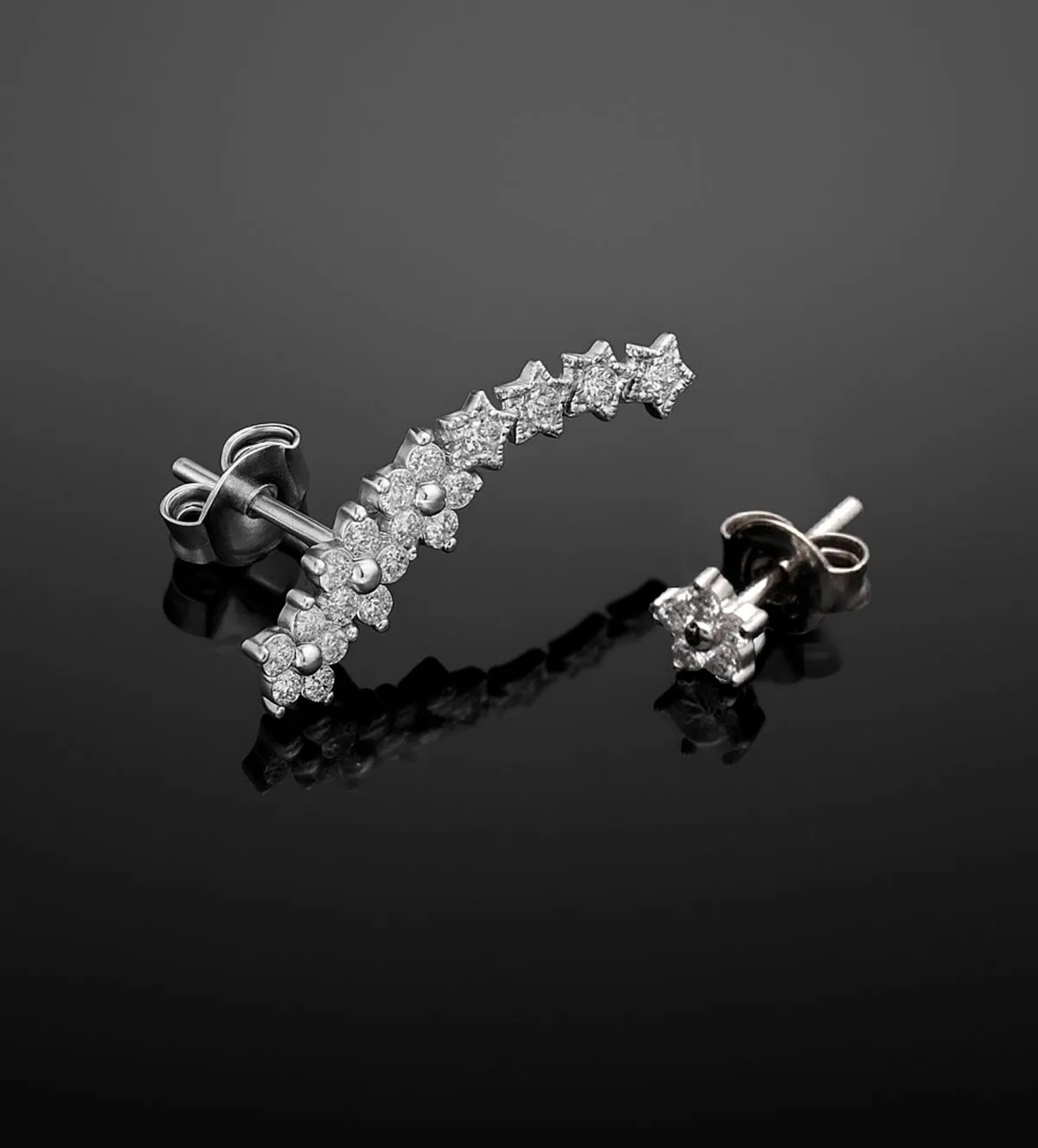 Pendientes de oro blanco 18k con brillantes 243_297-02356-02648 pendiente-de-oro-18k-con-diamantes-trepador-y-fijo-243_297-02356-02648_Modelo fondo negro